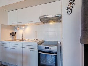 Een koelkast, een microgolfoven, een oven, een vaatwasser