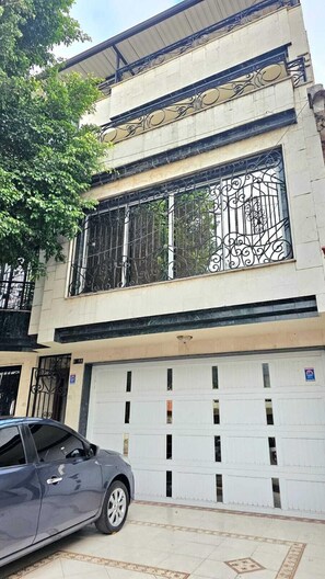 Vista frontal de la propiedad