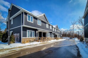 Exterior - Luxury 3BDR Retreat in the Heart of Niagara Falls - SLEEPS 8 + Free Parking (Niagara Falls)