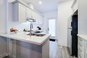 Réfrigérateur, four à micro-ondes, un four, surface de cuisson