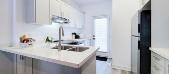 Luxury 3BDR Retreat in the Heart of Niagara Falls - SLEEPS 8 + Free Parking