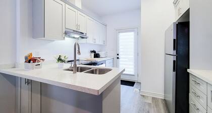Luxury 3BDR Retreat in the Heart of Niagara Falls - SLEEPS 8 + Free Parking