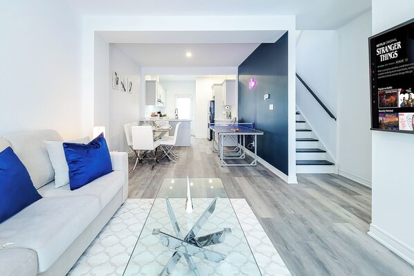 Smart TV - Luxury 3BDR Retreat in the Heart of Niagara Falls - SLEEPS 8 + Free Parking (Niagara Falls)