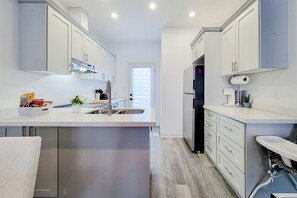 Fridge, microwave, oven, stovetop - Luxury 3BDR Retreat in the Heart of Niagara Falls - SLEEPS 8 + Free Parking (Niagara Falls)