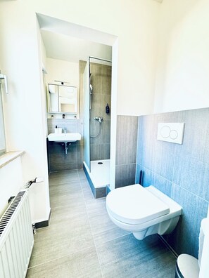 Dusche, Haartrockner, Handtücher, Seife