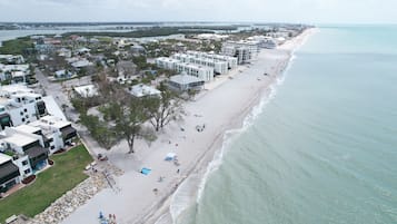Plage, chaises longues, serviettes de plage