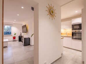 Kjøleskap, mikrobølgeovn, ovn og oppvaskmaskin