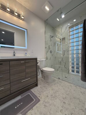 Bruser, hårtørrer, håndklæder, Sæbe