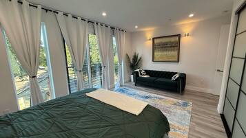 4 bedrooms, iron/ironing board, WiFi, bed sheets