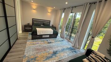 4 bedrooms, iron/ironing board, WiFi, bed sheets