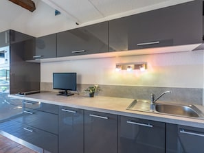 KĂŒhlschrank, Mikrowelle, Kochgeschirr/Geschirr/Besteck