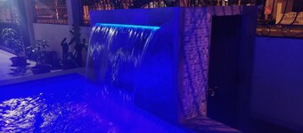 Large house with pool two blocks from the malecon of Salinas.