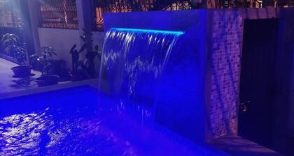 Large house with pool two blocks from the malecon of Salinas.