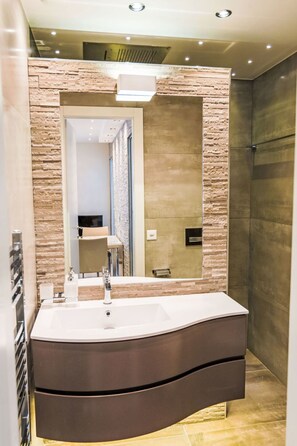 Een haardroger, handdoeken