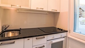 Køleskab, ovn, køkkentøj/tallerkener/redskaber