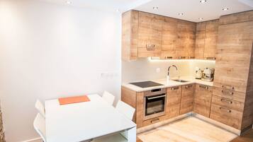 Refrigerador, horno, lavavajillas y utensilios de cocina