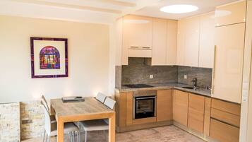 Fridge, oven, dishwasher, cookware/dishes/utensils