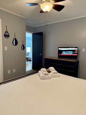 2 bedrooms, iron/ironing board, WiFi, bed sheets - Poseidon’s Mini Getaway: Serene Outer Banks Retreat Near the Beach (Kitty Hawk)