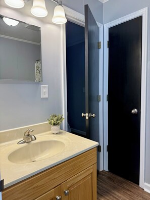 Hårføner, håndklær og toalettpapir