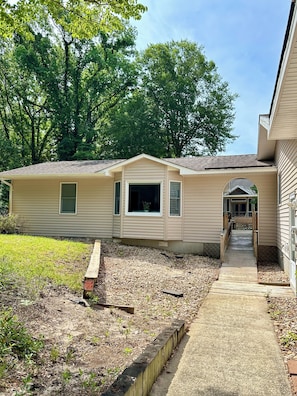 Exterior - Poseidon’s Mini Getaway: Serene Outer Banks Retreat Near the Beach (Kitty Hawk)