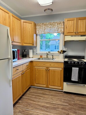 Microwave, oven, stovetop, paper towels - Poseidon’s Mini Getaway: Serene Outer Banks Retreat Near the Beach (Kitty Hawk)