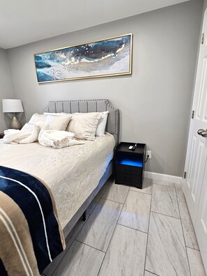 1 camera, una scrivania, ferro/asse da stiro, culla da viaggio