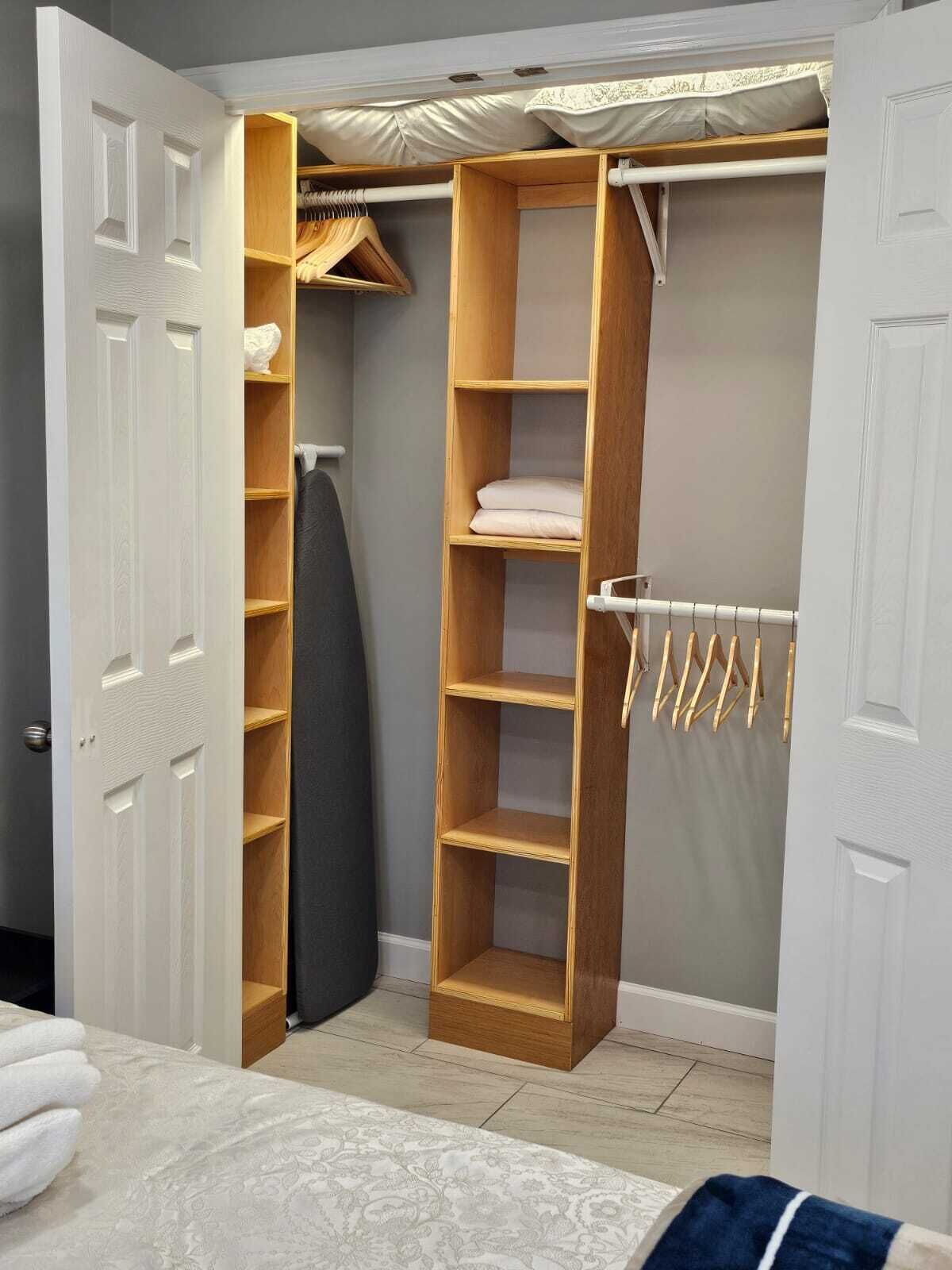 1 habitación, escritorio, tabla de planchar con plancha y cuna de viaje 