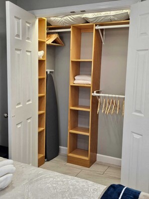 1 chambre, bureau, fer et planche à repasser, lit de bébé portatif