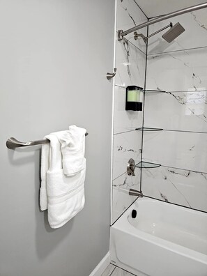 Secador de pelo, toallas, jabón y papel higiénico