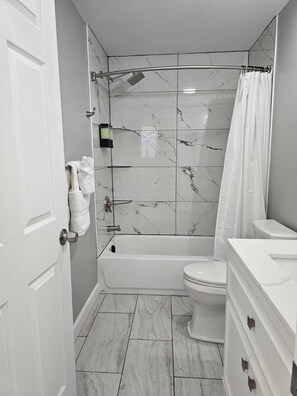 Asciugacapelli, asciugamani, sapone, carta igienica