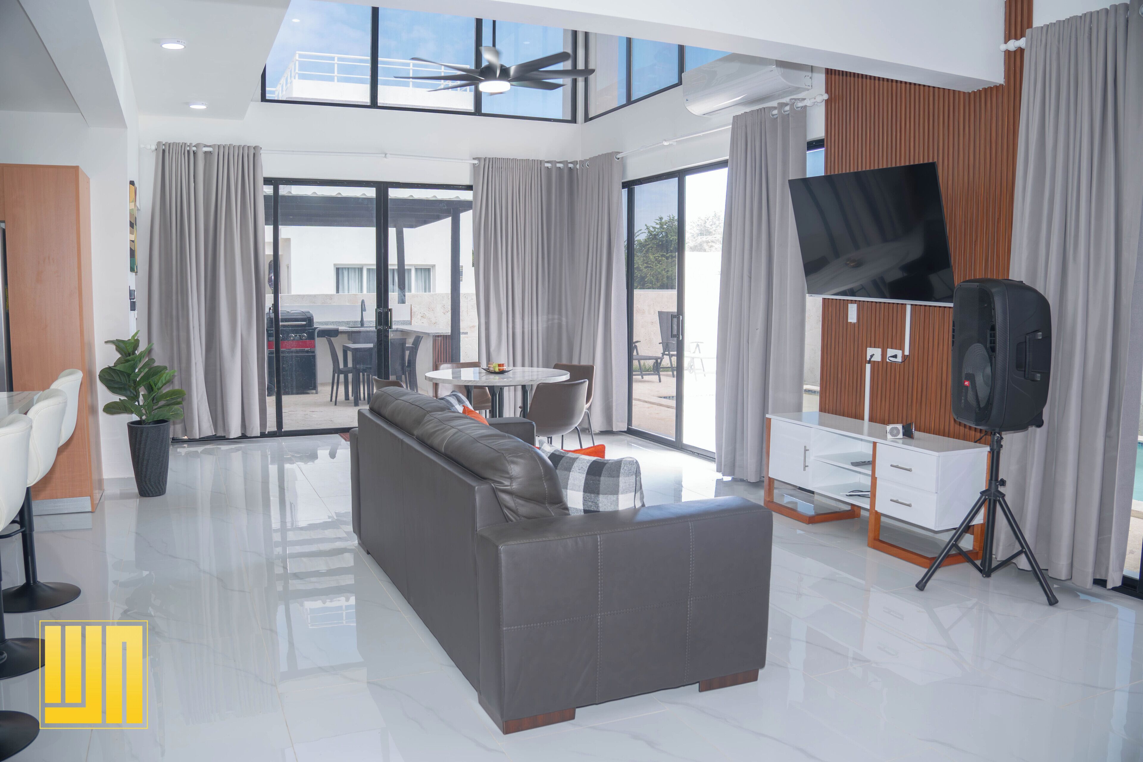 Biệt thự Exclusive | Khu phòng khách | TV màn hình phẳng, dịch vụ stream 