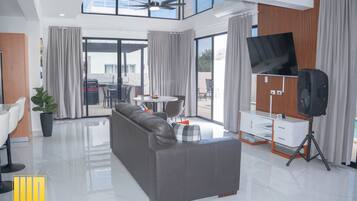 Exclusive Villa | Ruang tamu | TV skrin rata, perkhidmatan penstriman