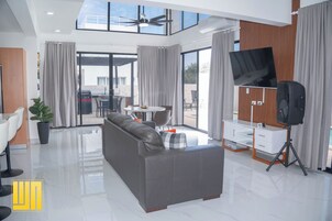 Vila exclusiva | Área de estar | TV de tela plana, serviços de streaming