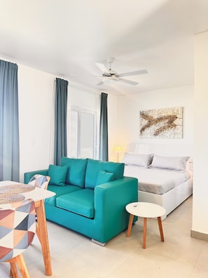 Apartamento Confort, 1 cama de matrimonio grande, vistas a la piscina | Zona de estar | Una televisión de pantalla plana, servicios de streaming