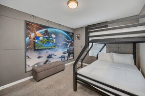 5 bedrooms, iron/ironing board, internet, bed sheets