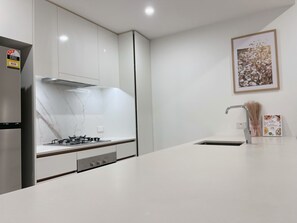 Kjøleskap, mikrobølgeovn, ovn og kokeplater