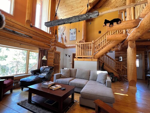 Custom 3-Bedroom Log Cabin w/ Large Loft in Mammoth Lakes