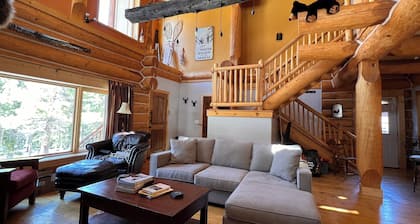 Custom 3-Bedroom Log Cabin w/ Large Loft in Mammoth Lakes
