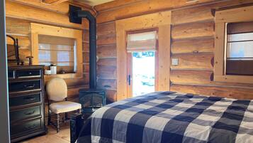 3 bedrooms, iron/ironing board, internet, bed sheets