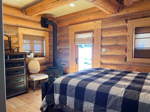 3 bedrooms, iron/ironing board, internet, bed sheets - Custom 3-Bedroom Log Cabin w/ Large Loft in Mammoth Lakes (Mammoth Lakes)