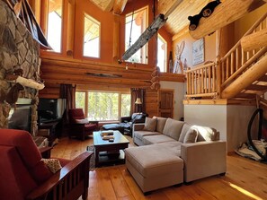 Living area - Custom 3-Bedroom Log Cabin w/ Large Loft in Mammoth Lakes (Mammoth Lakes)
