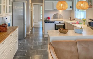 Kjøleskap, kokeplater, oppvaskmaskin og kaffetrakter/tekoker