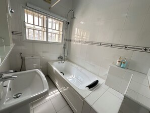 Quarto empresarial | Banheiro | Produtos de toalete grátis, secador de cabelo, chinelos, bidê