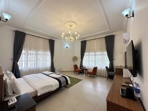 Hochwertige Bettwaren, Betten mit Memory-Foam-Matratzen, Schreibtisch