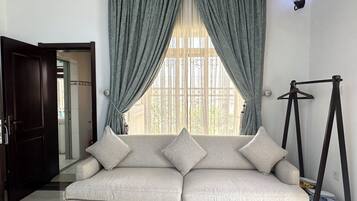 Habitación Elite | Ropa de cama de alta calidad, camas con efecto memoria y escritorio