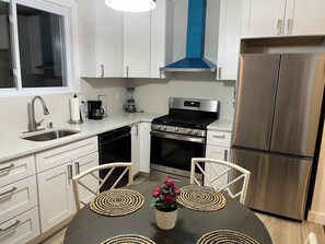 Fridge, oven, stovetop, dishwasher