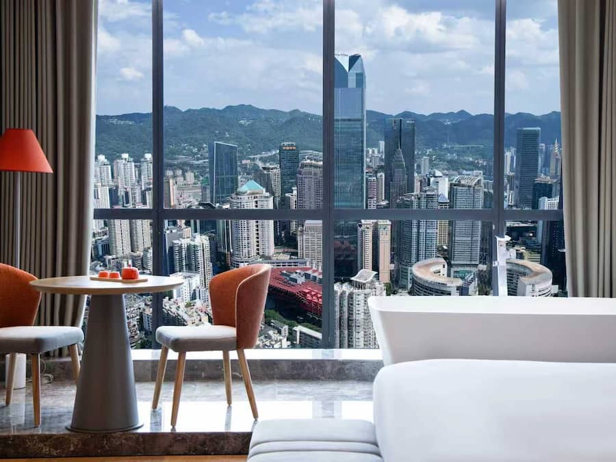 Cubrecamas, cortinas blackout y sistema de insonorización