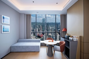 Quarto quádruplo | Edredons de pluma, cortinas blackout, quartos à prova de som