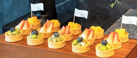 A wooden table with fruit tarts labeled "Pagoda."