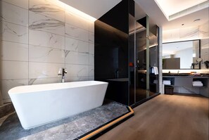 Habitación cuádruple | Baño | Ducha y cabezal de ducha tipo lluvia